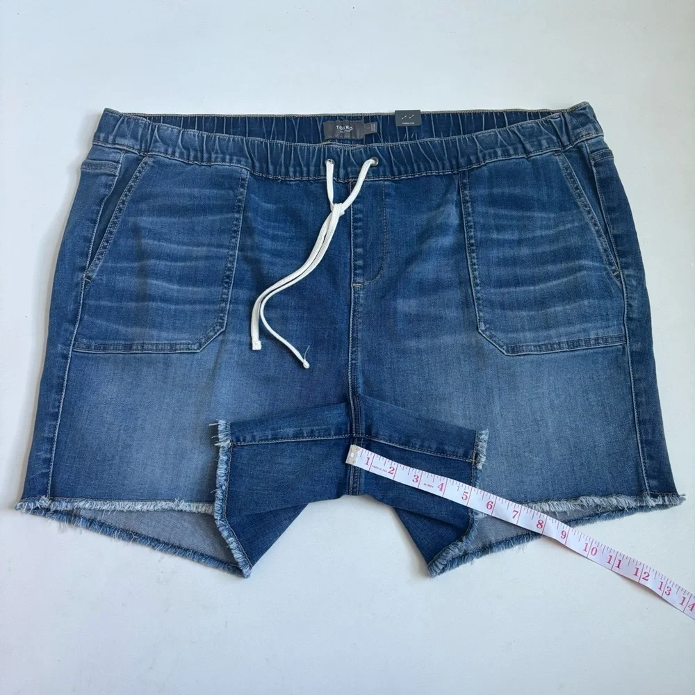 Torrid Mid-Rise Pull-On Jeans Shorts Raw Hem in Rum Coke Blue Wash Size 3X